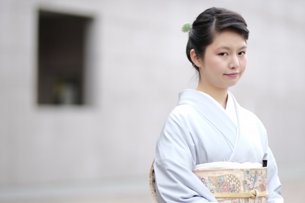 色無地や訪問着など振袖以外の着物を着た女性